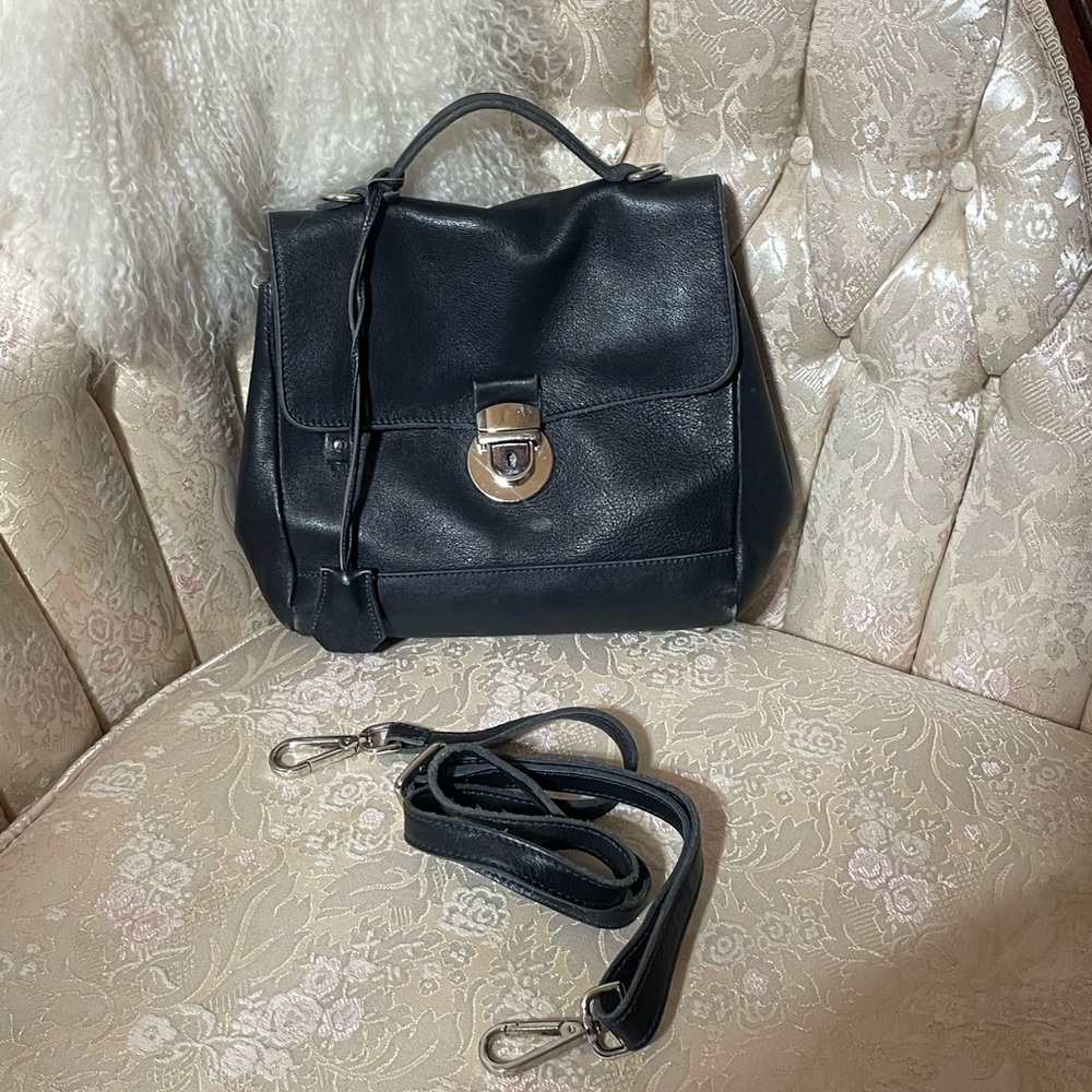 Roots locking leather bag